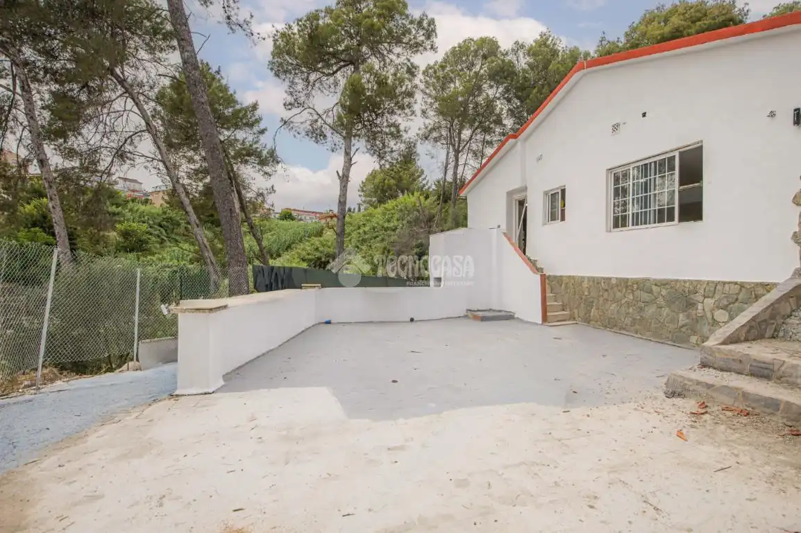 Vista exterior de Casa o xalet en venda en Rubí amb Aire condicionat i Terrassa