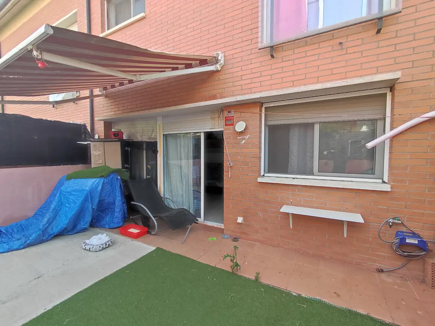 Vista exterior de Casa adosada en venda en Torrelles de Foix amb Jardí privat, Terrassa i Traster