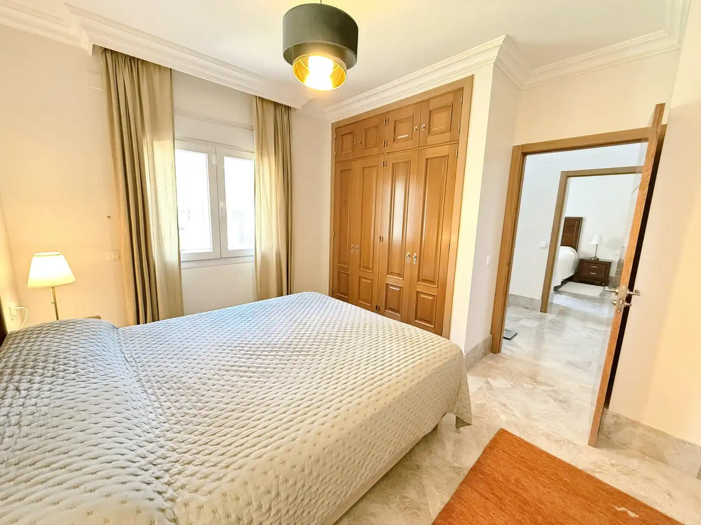 Dormitori de Casa adosada de lloguer en Marbella amb Aire condicionat, Calefacció i Jardí privat