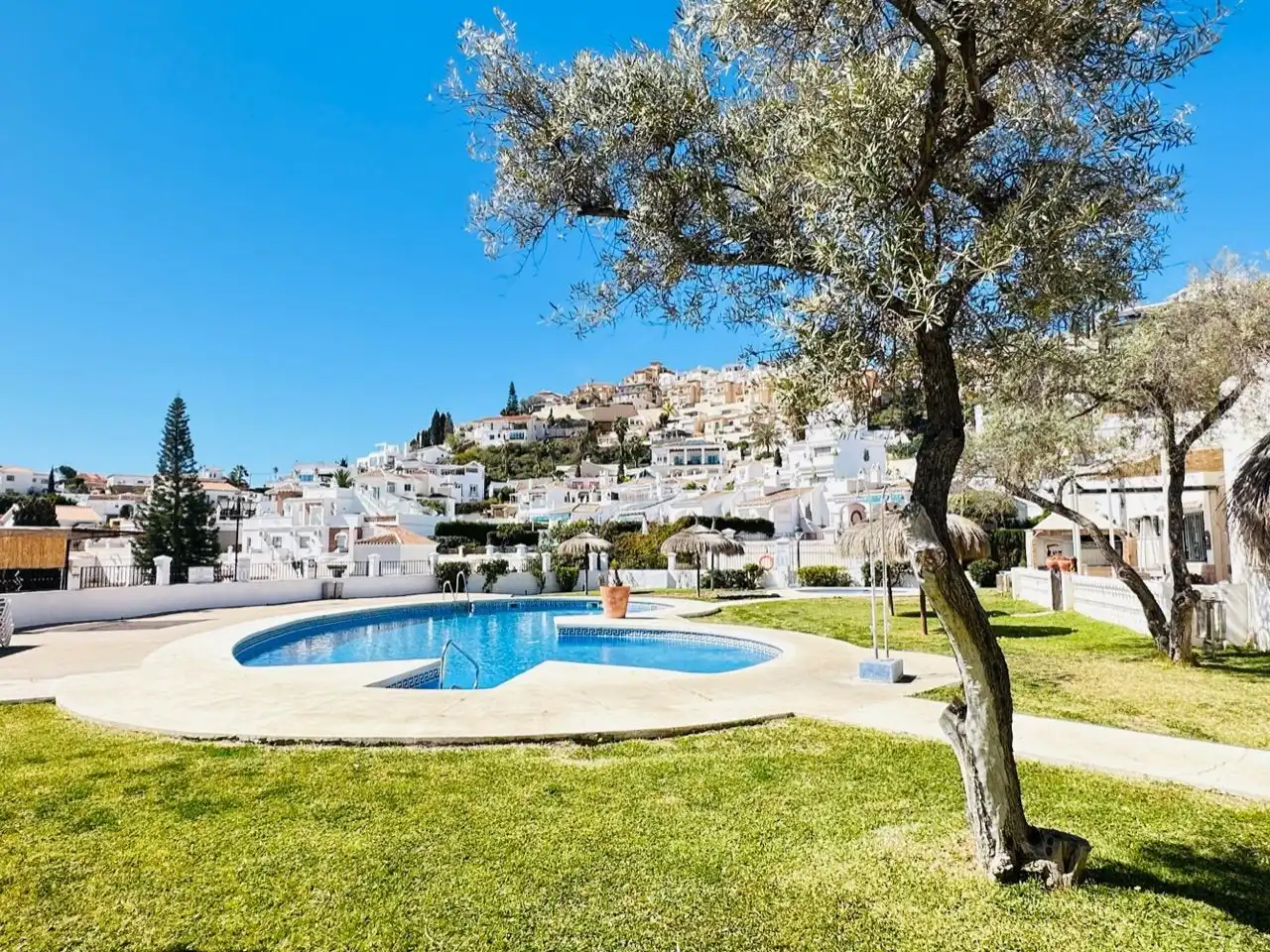 Vista exterior de Dúplex en venta en Nerja con Jardín privado, Trastero y Piscina comunitaria