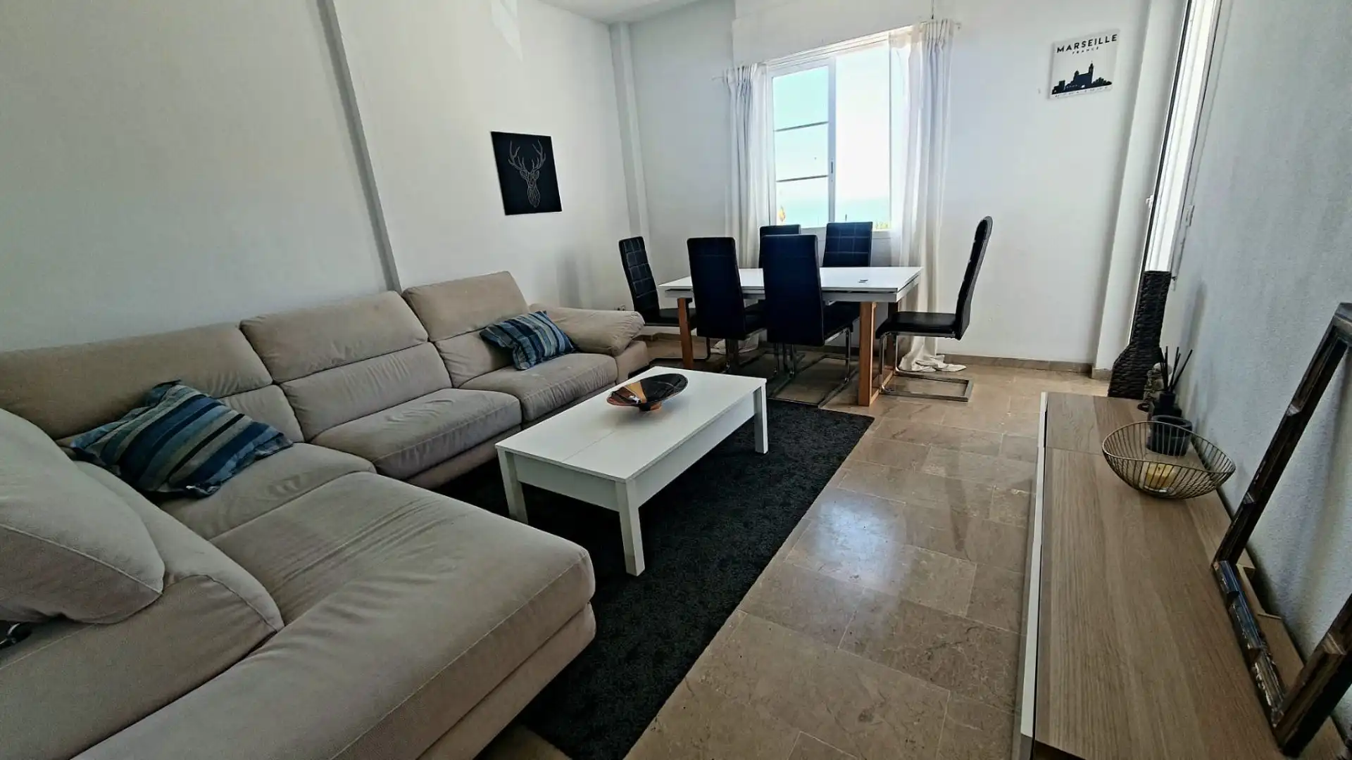 Sala d'estar de Apartament de lloguer en Benalmádena amb Terrassa, Moblat i Piscina comunitària