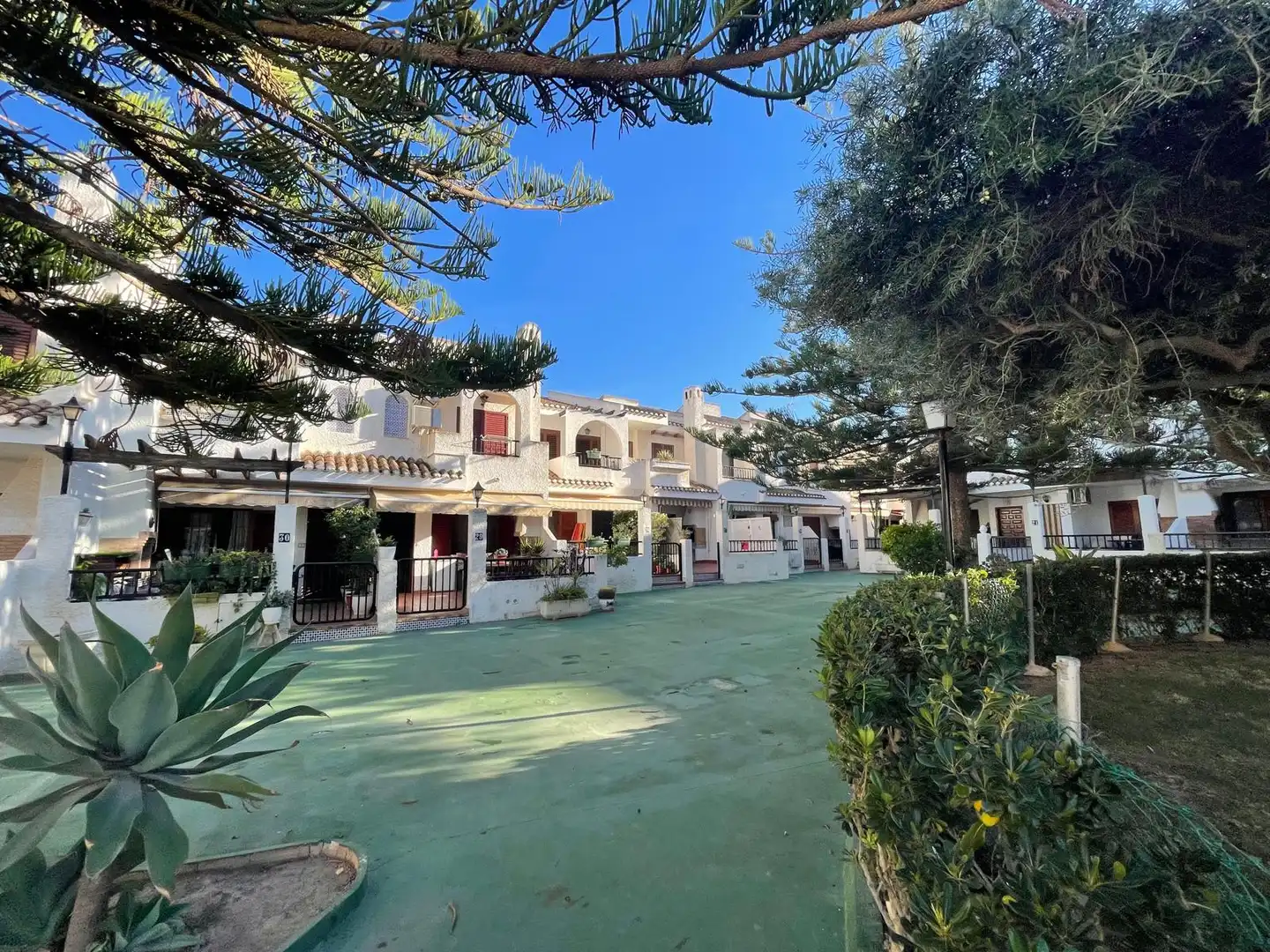 Vista exterior de Casa adosada en venta en San Pedro del Pinatar con Jardín privado, Amueblado y Piscina comunitaria