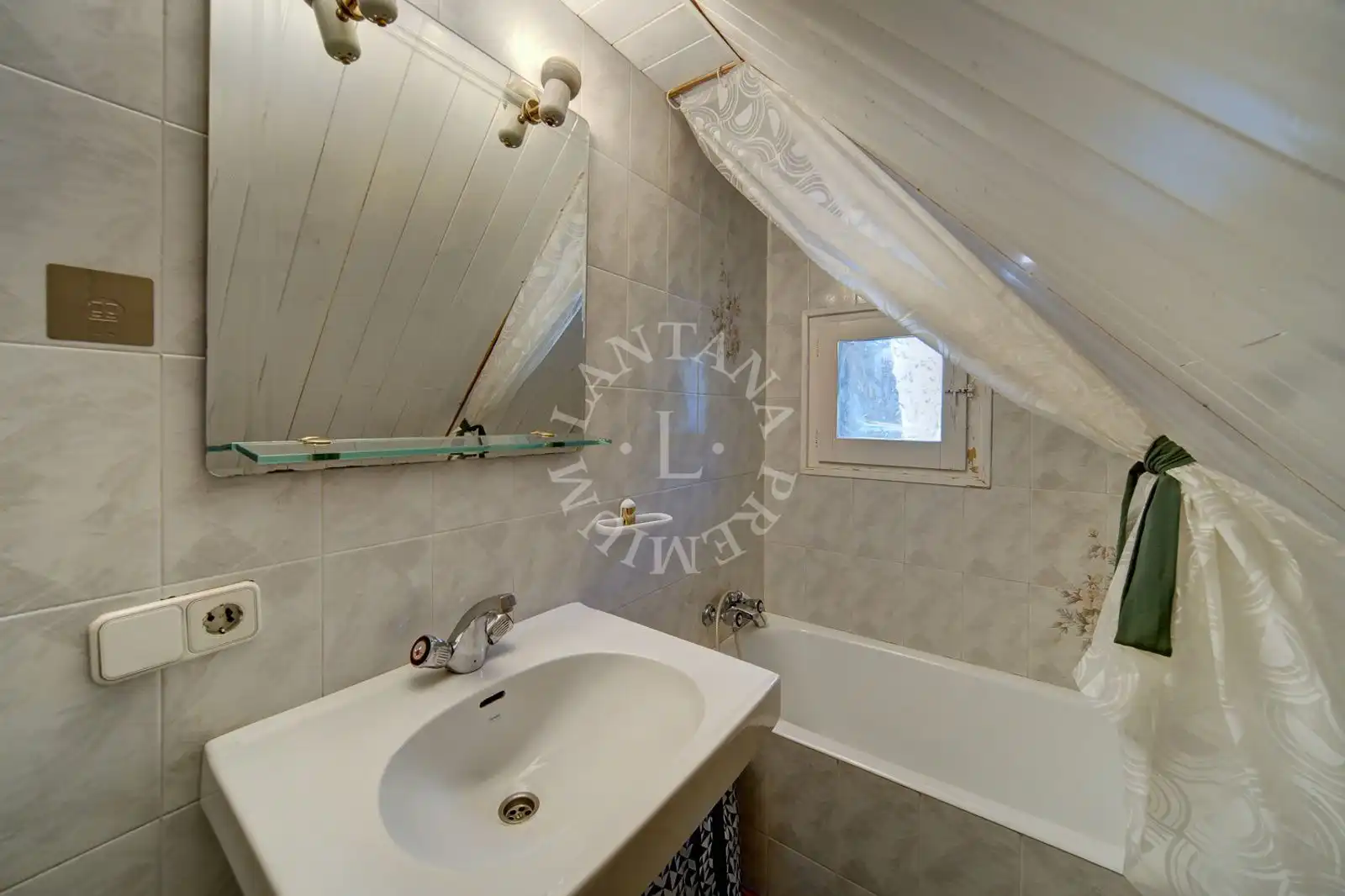 Bathroom of Houses for sale in Naut Aran  with Storage room