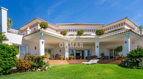 CON LICENCIA TURÍSTICA  Esta impresionante propiedad está ubicada en la exclusiva zona de El Paraíso Alto. Con una superficie de 6