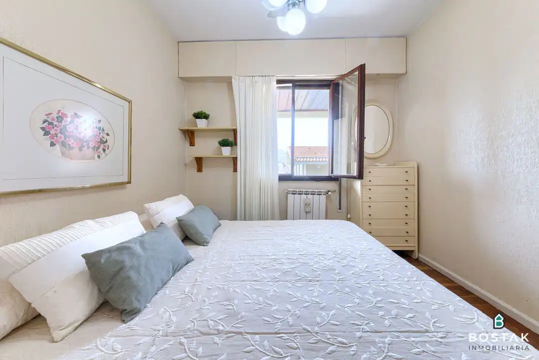 Schlafzimmer von Wohnung zum Verkauf in Bilbao  mit Heizung und Balkon