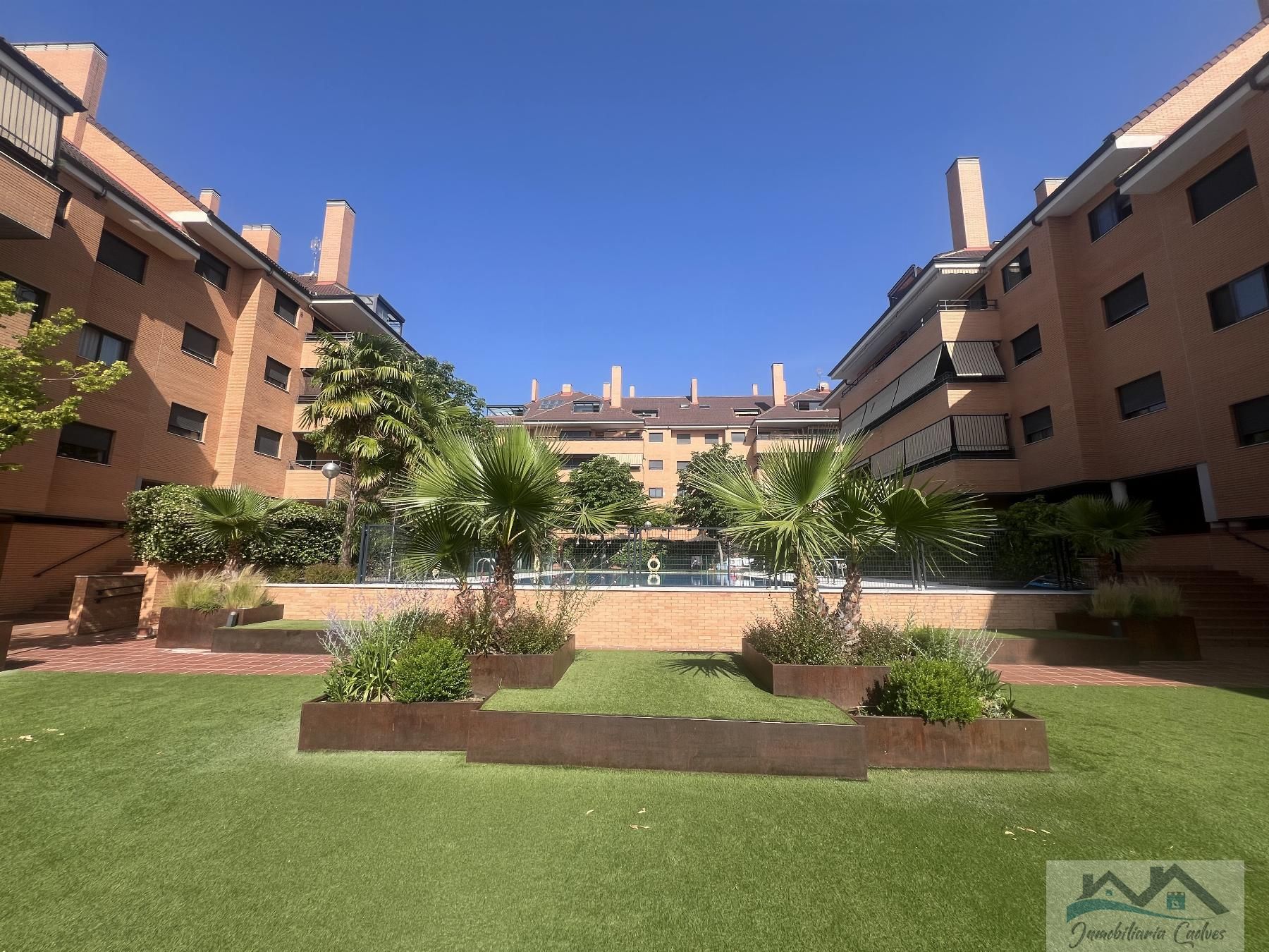 Vista exterior de Pis en venda en Boadilla del Monte amb Aire condicionat, Calefacció i Piscina comunitària