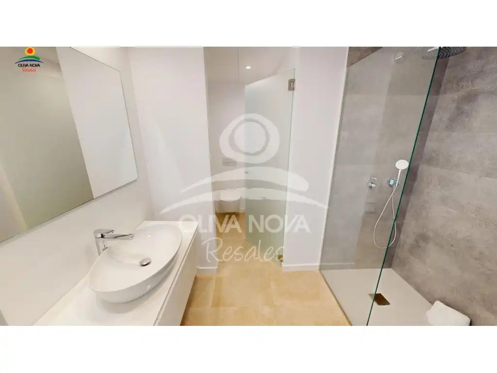 Badezimmer von Wohnungen zum Verkauf in Oliva mit Klimaanlage, Privatgarten und Terrasse