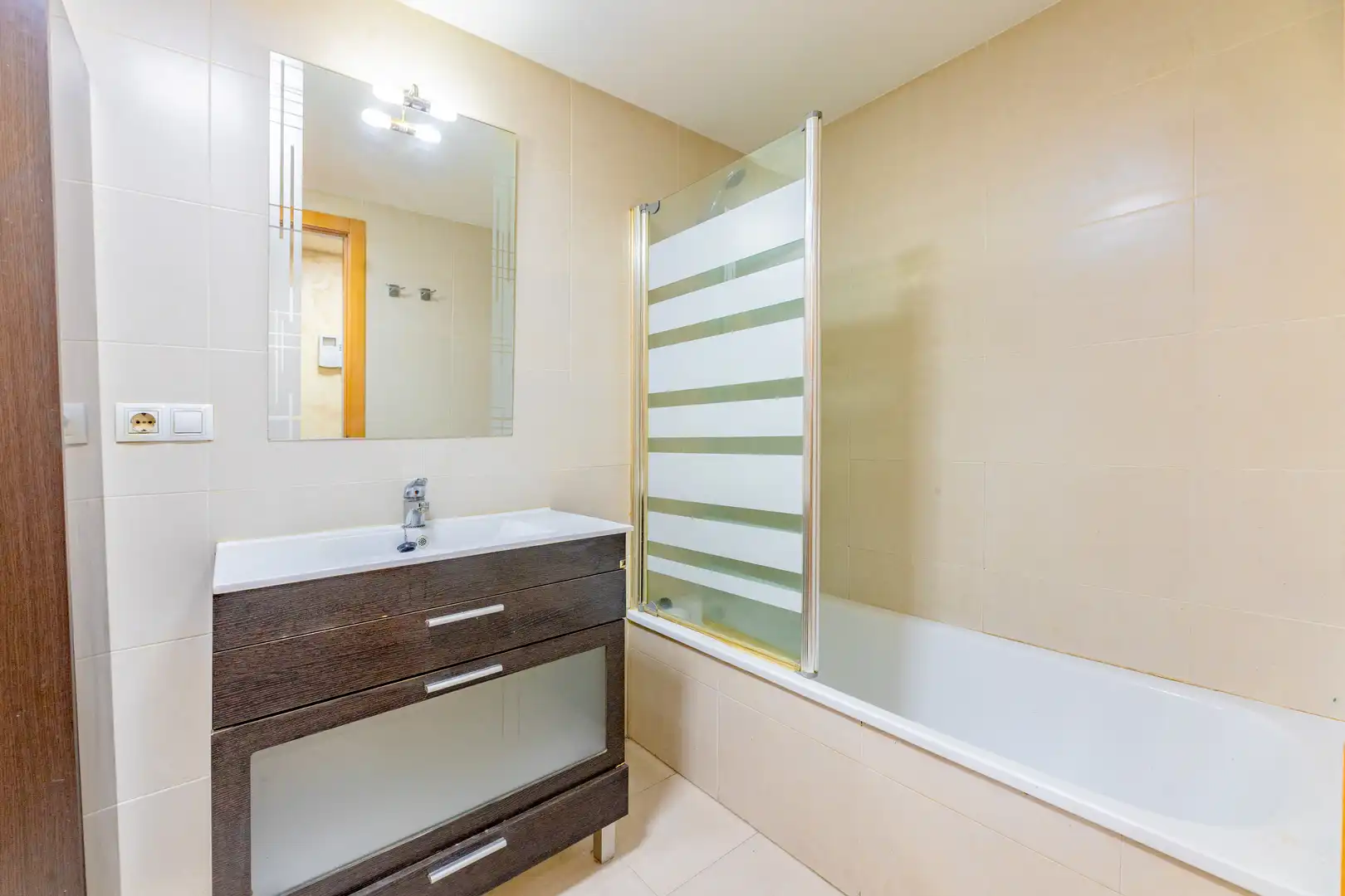 Bathroom of Flat for sale in Paterna  with Air Conditioner, Heating and Storage room