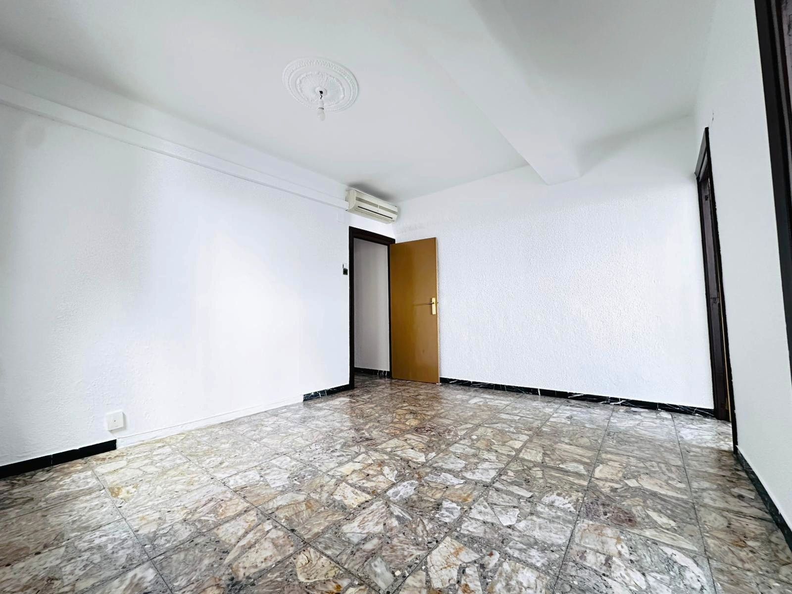 Flat for sale in  Zaragoza Capital  with Air Conditioner, Oven and Washing machine