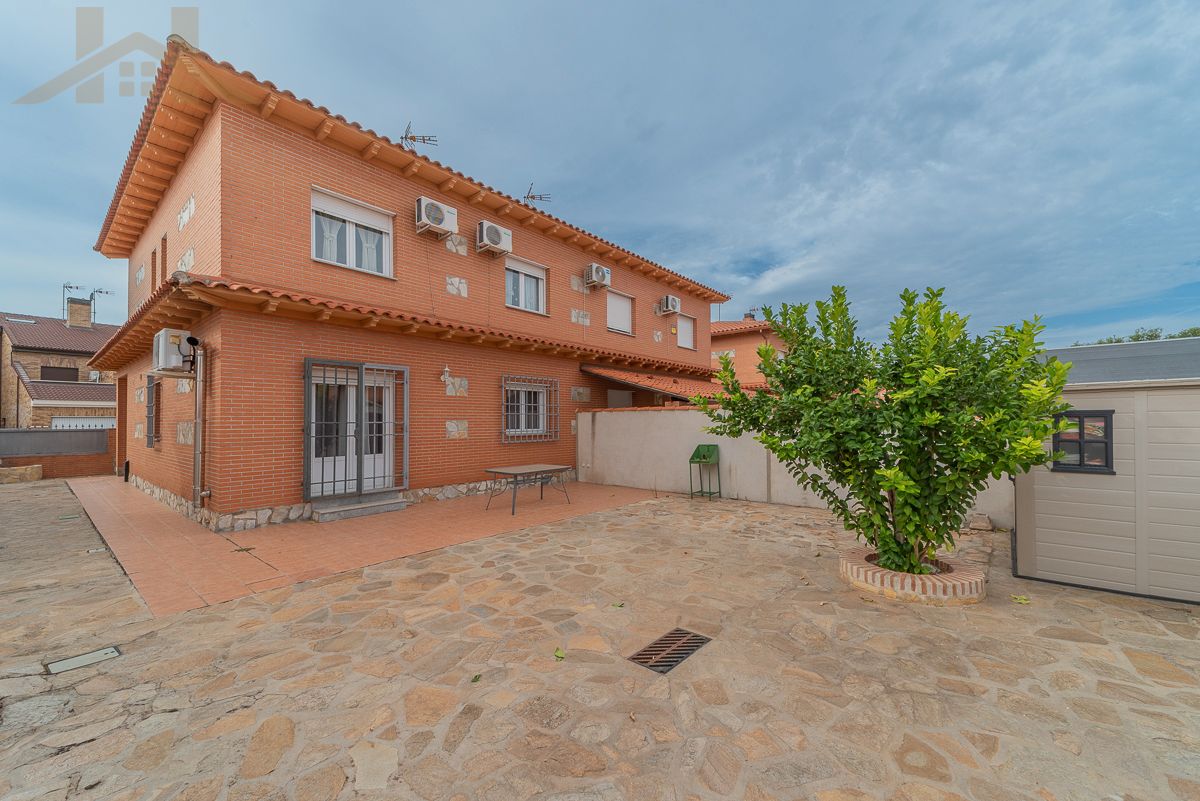 Vista exterior de Casa adosada en venda en Ugena amb Aire condicionat, Calefacció i Jardí privat