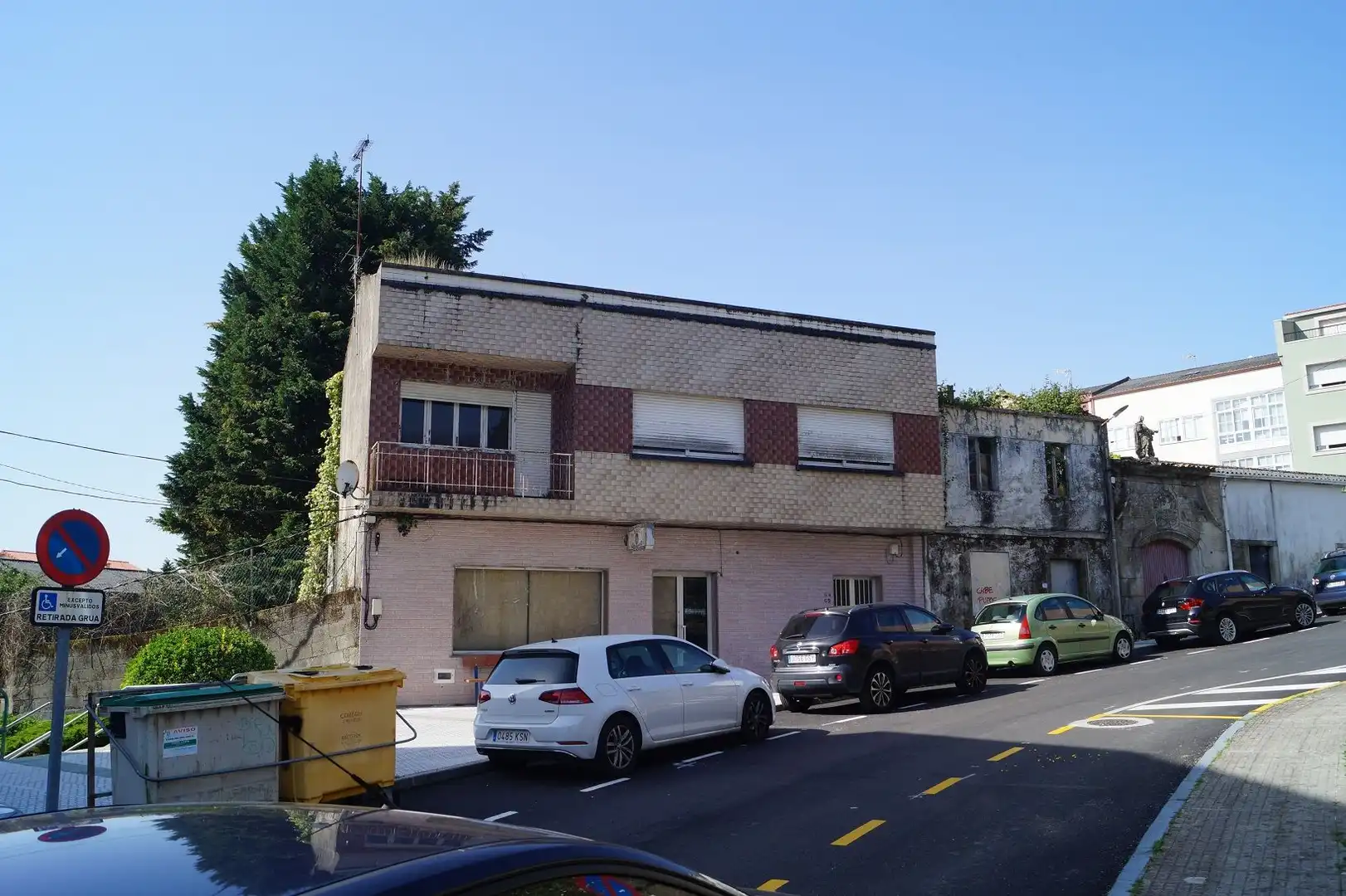 Außenansicht von Einfamilien-Reihenhaus zum Verkauf in Boiro