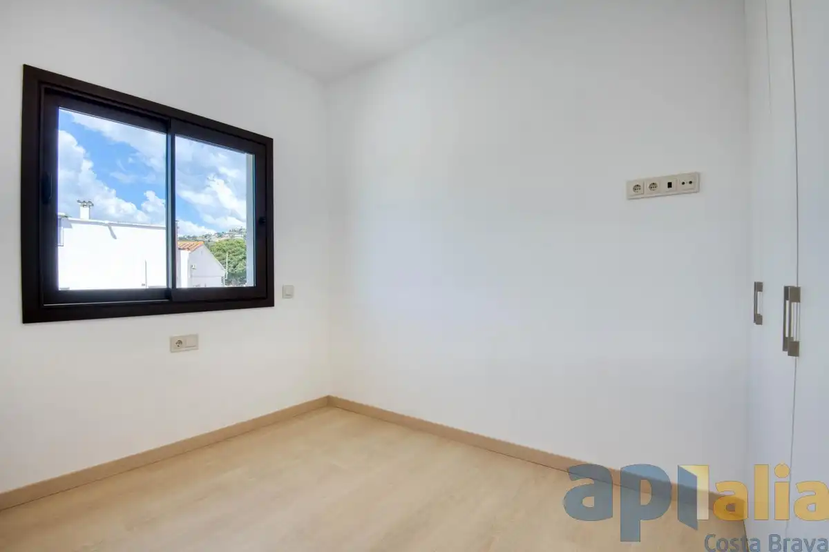 Schlafzimmer von Dachboden zum Verkauf in Castell d'Aro, Platja d'Aro i s'Agaró mit Klimaanlage, Heizung und Terrasse