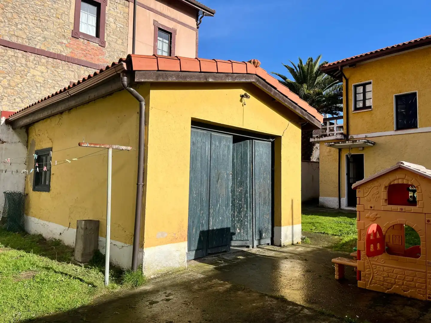 Vista exterior de Casa o xalet en venda en Castrillón amb Calefacció, Jardí privat i Terrassa
