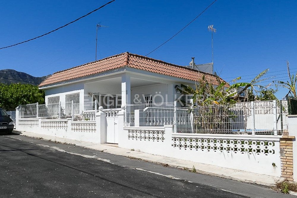 Vista exterior de Casa o xalet en venda en Alcanar amb Aire condicionat, Calefacció i Jardí privat