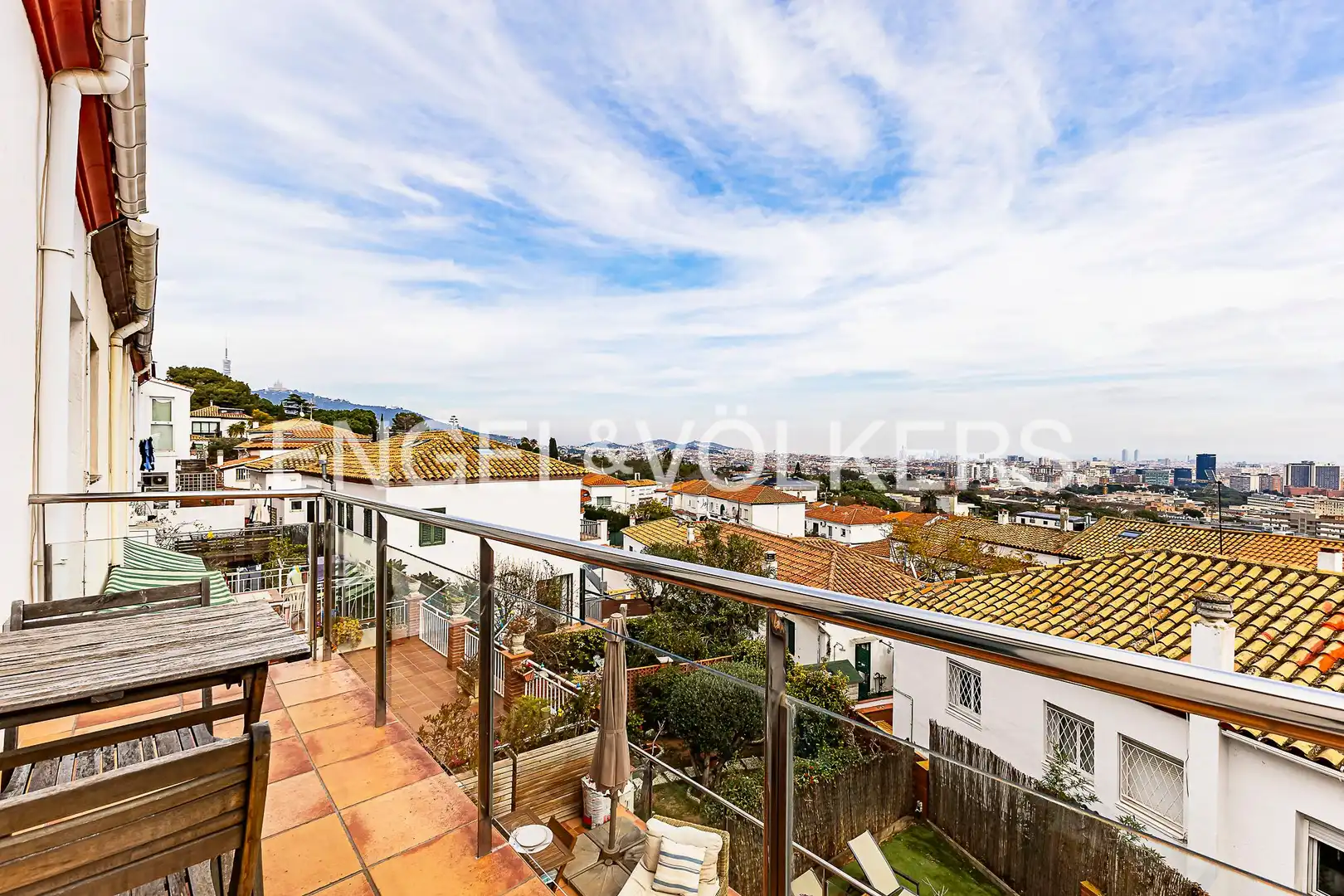 Vista exterior de Casa adosada en venda en Barcelona amb Aire condicionat, Calefacció i Jardí privat