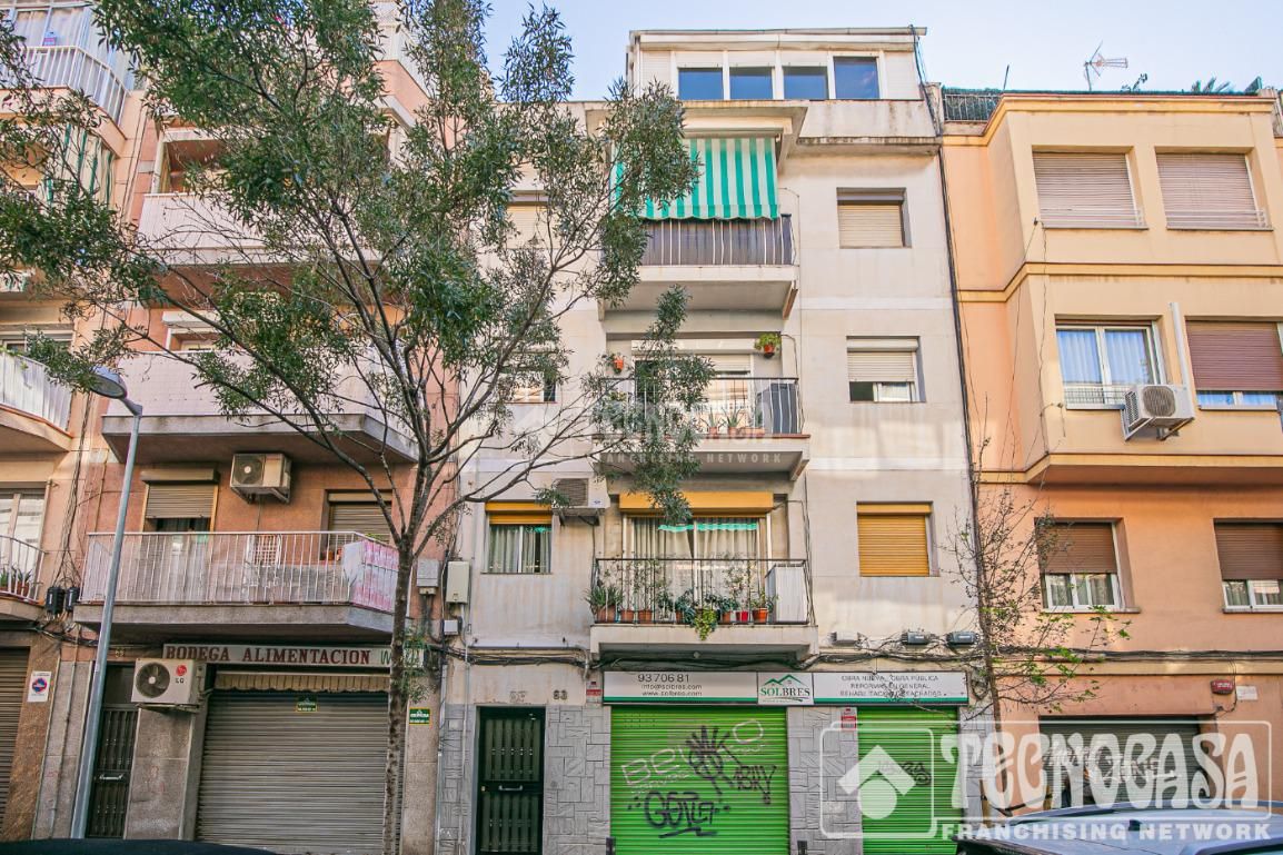 Vista exterior de Pis en venda en Santa Coloma de Gramenet amb Parquet