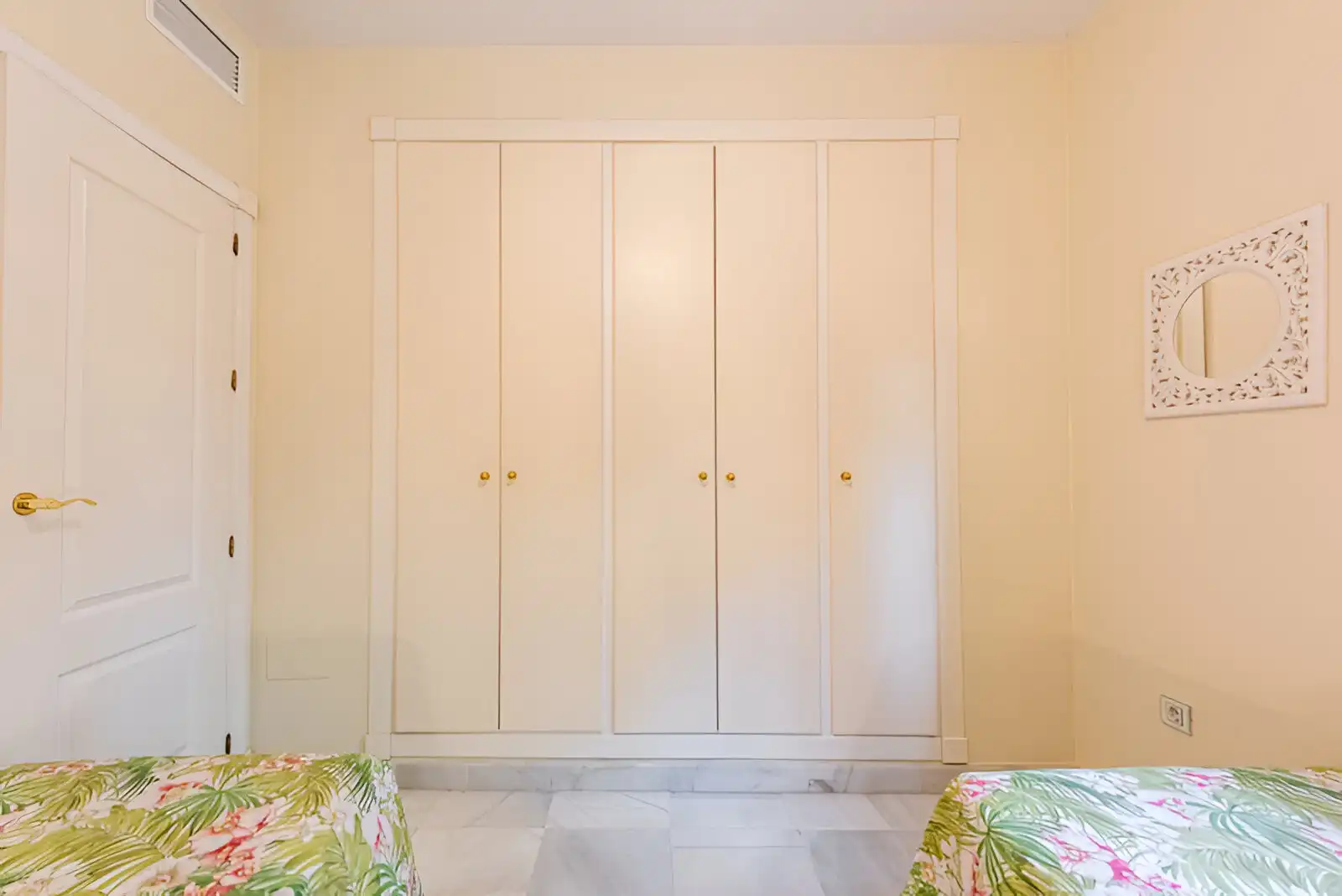 Schlafzimmer von Erdgeschoss zum Verkauf in Estepona mit Klimaanlage, Terrasse und Abstellraum