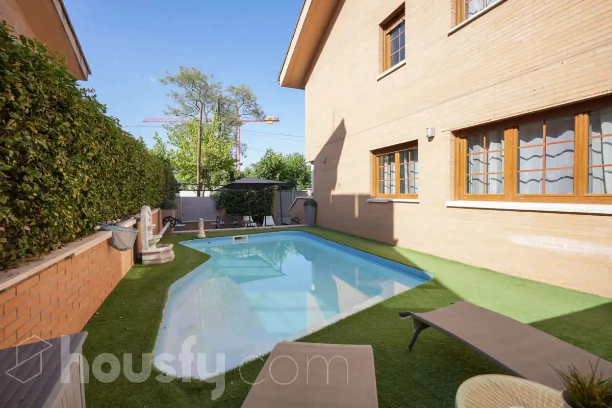 Vista exterior de Casa adosada en venta en Madrid con Aire acondicionado, Calefacción y Jardín privado