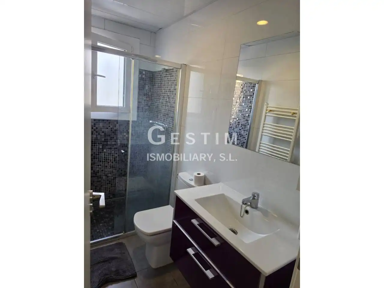 Baño de Piso en venta en Vic con Calefacción, Trastero y Balcón