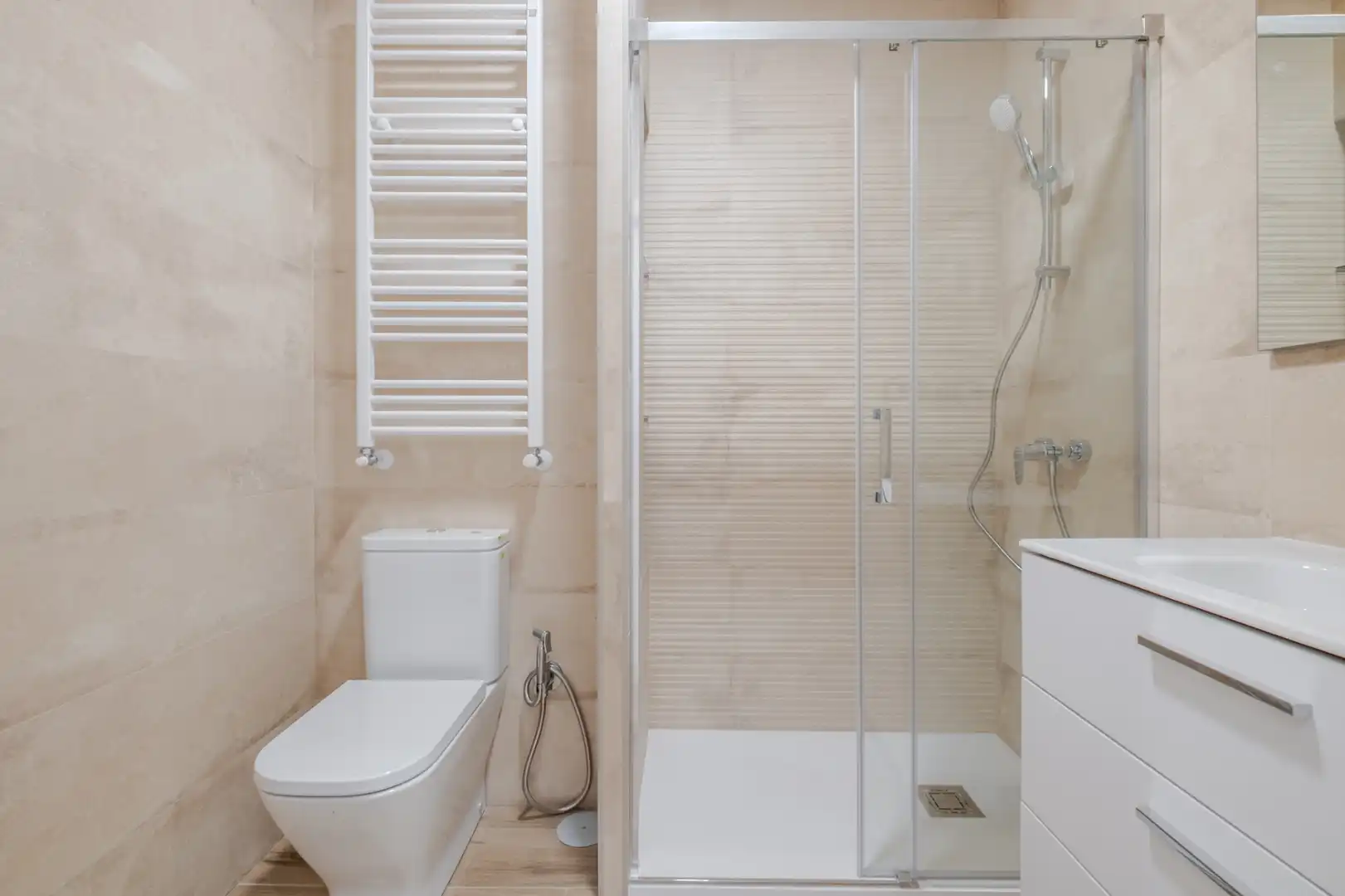 Badezimmer von Wohnung zur Miete in Madrid mit Heizung, Ofen und Waschmaschine