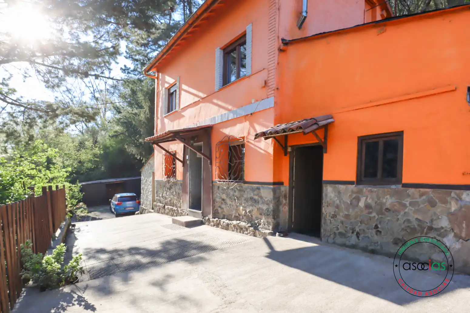 Vista exterior de Casa o xalet en venda en Oviedo  amb Calefacció, Jardí privat i Parquet