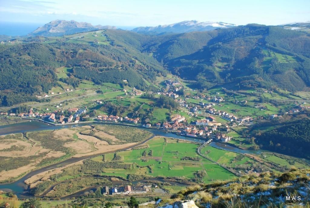 Vista exterior de Casa o xalet en venda en Limpias amb Jardí privat