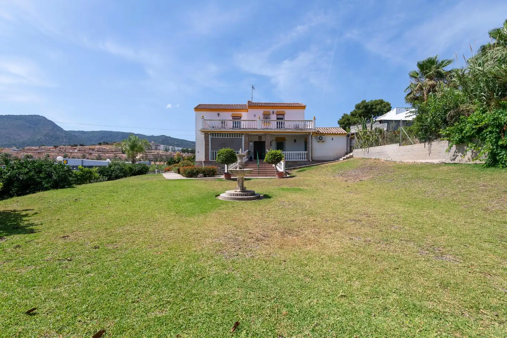 Vista exterior de Casa o chalet en venta en Alhaurín de la Torre con Aire acondicionado, Jardín privado y Terraza