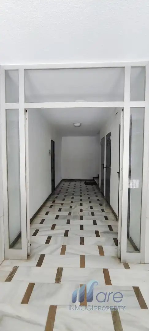 Wohnung zum Verkauf in Granada mit Klimaanlage, Privatgarten und Terrasse