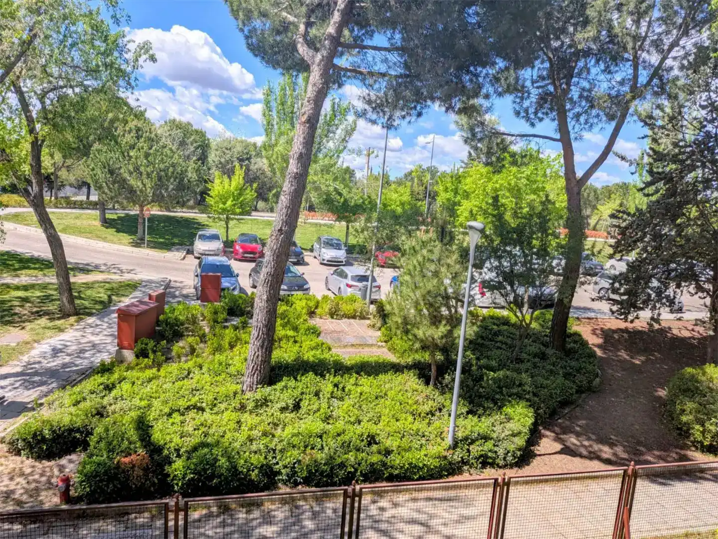 Aparcament de Pis en venda en Tres Cantos amb Aire condicionat, Jardí privat i Parquet