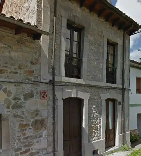 Vista exterior de Casa adosada en venda en Sobrescobio amb Calefacció i Moblat