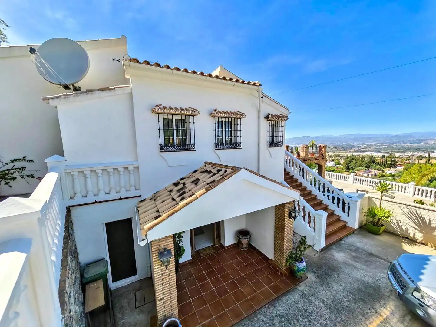 Außenansicht von Haus oder Chalet zum Verkauf in Alhaurín de la Torre mit Privatgarten, Terrasse und Abstellraum