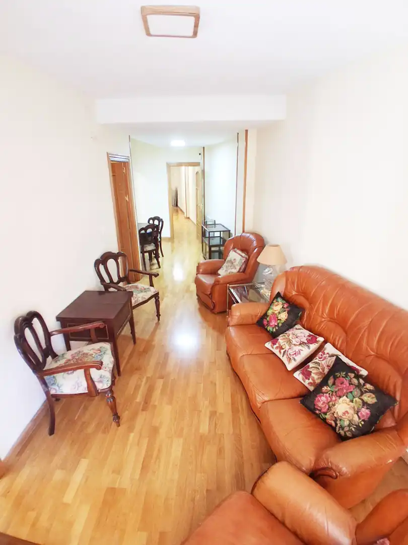 Sala d'estar de Pis de lloguer en Granada amb Calefacció, Parquet i Moblat