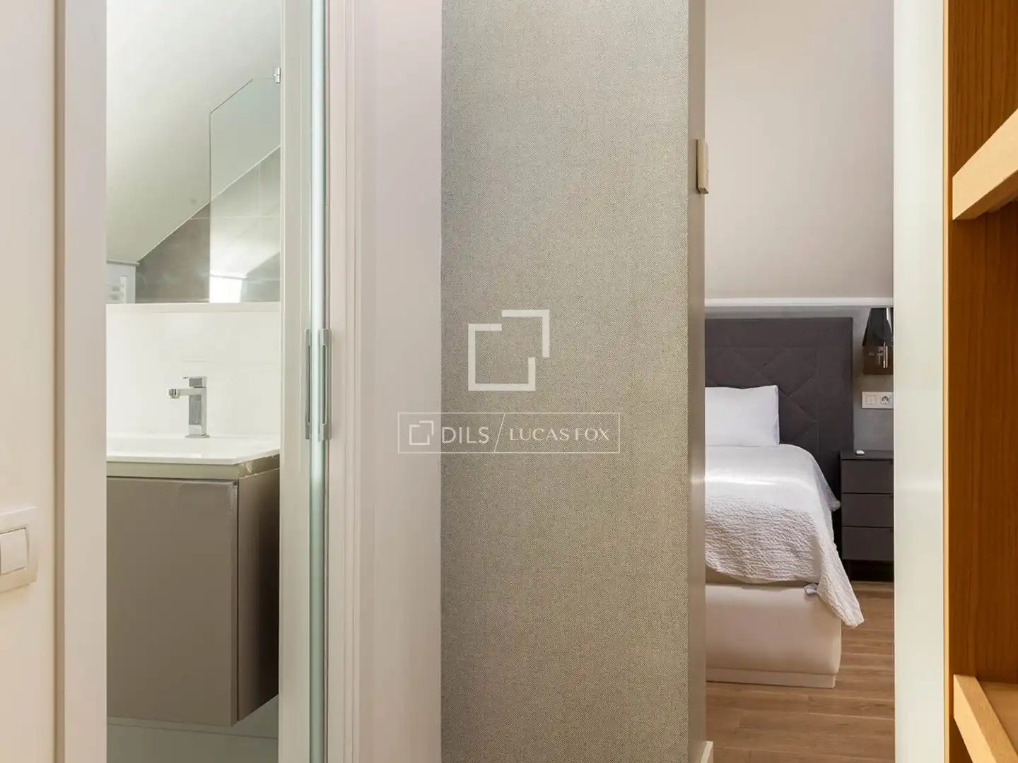 Schlafzimmer von Wohnung zum Verkauf in Barcelona mit Klimaanlage und Terrasse