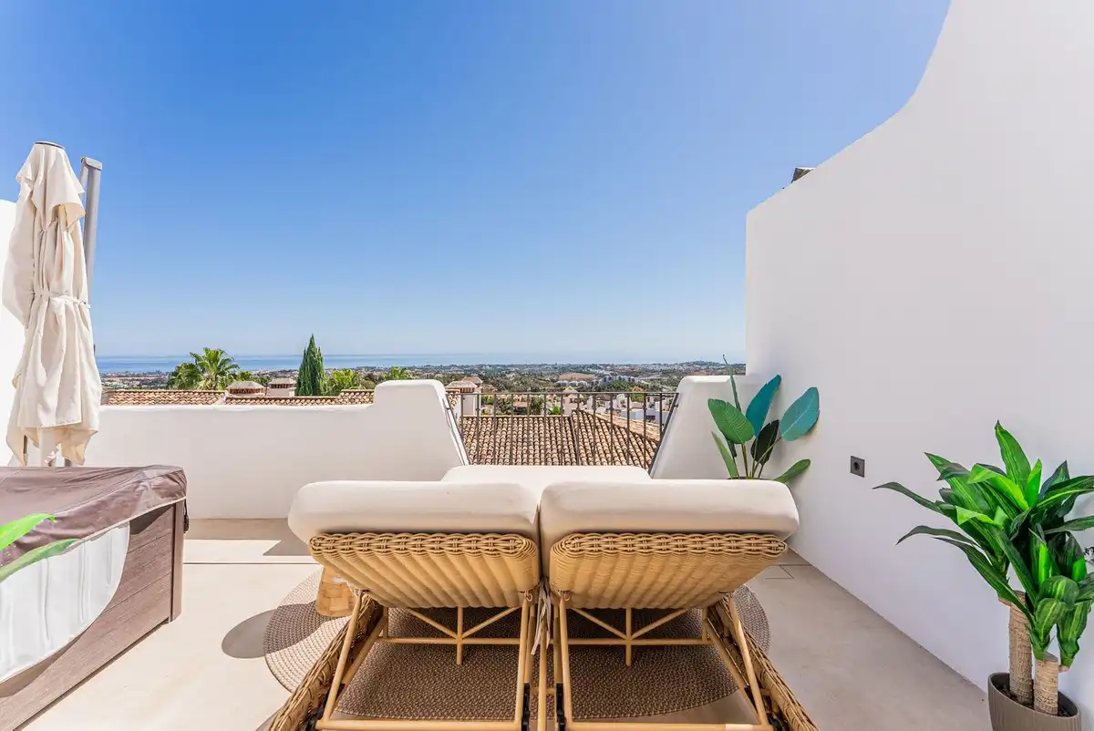 Terrasse von Einfamilien-Reihenhaus zum Verkauf in Benahavís mit Klimaanlage, Privatgarten und Terrasse