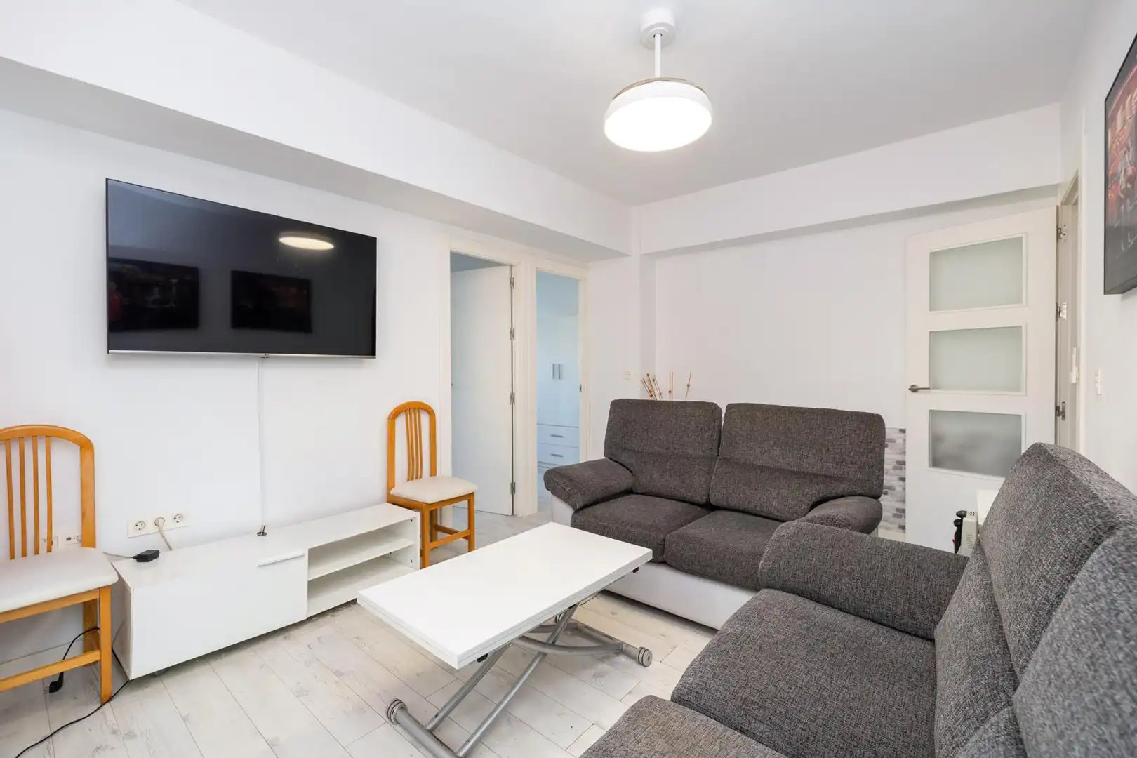 Living room of Flat for sale in Granada  with Parquet flooring, Terrace and Washing machine