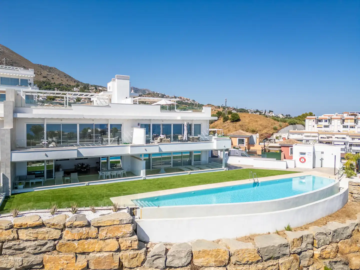 Außenansicht von Wohnungen zur Miete in Benalmádena mit Klimaanlage, Terrasse und Schwimmbad