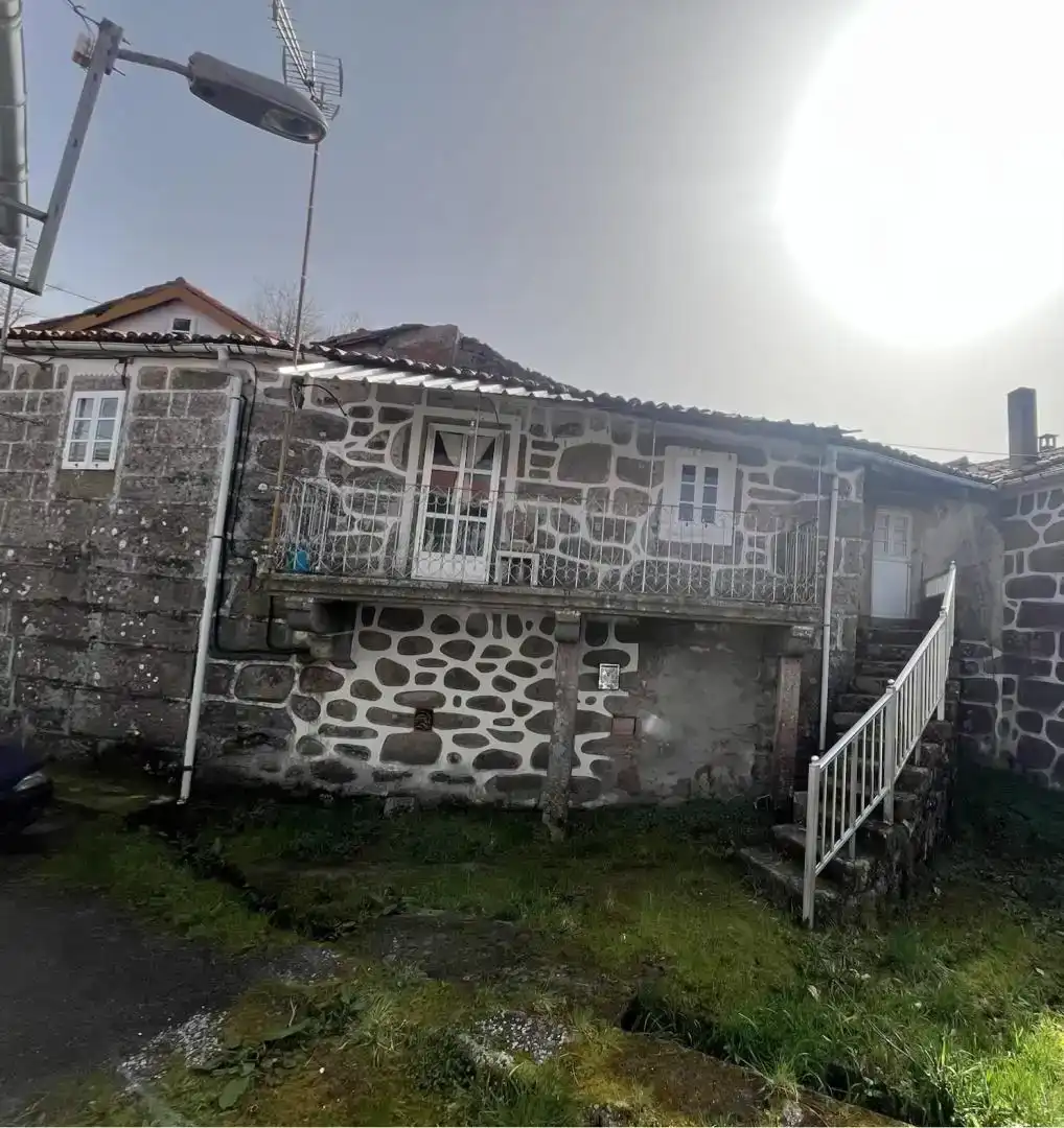 Vista exterior de Casa adosada en venda en Verea amb Jardí privat i Balcó