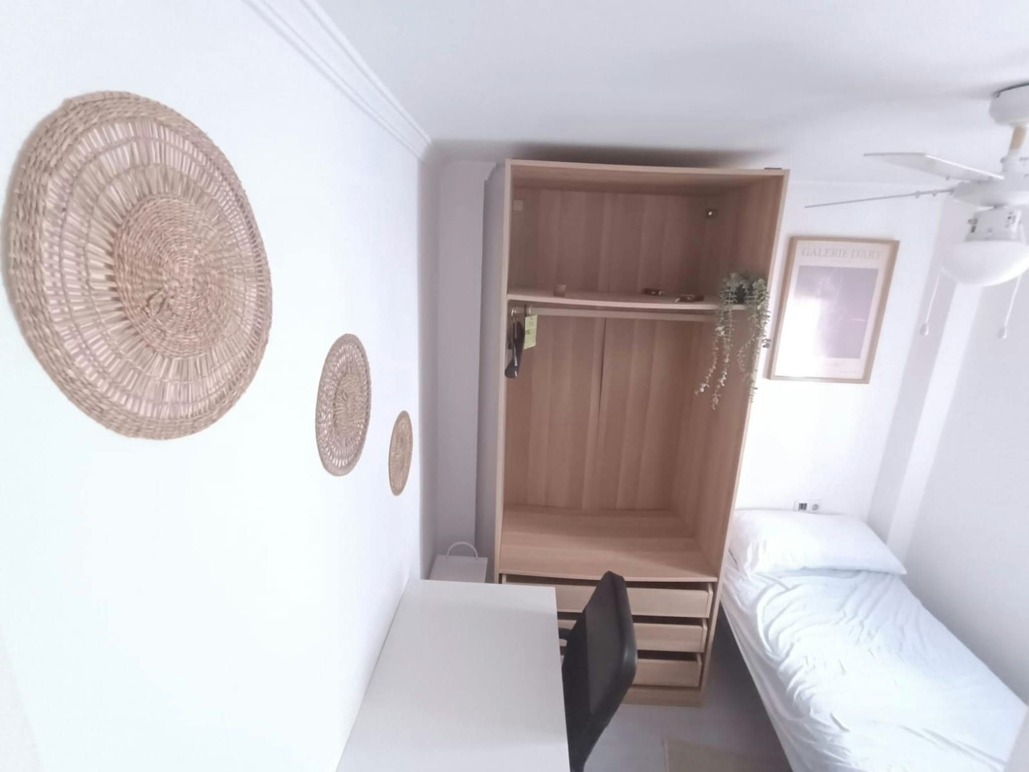 Bedroom of Flat to share in  Sevilla Capital  with Air Conditioner, Furnished and Washing machine