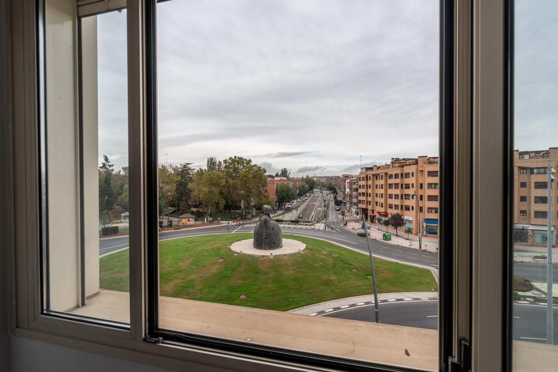 Vista exterior de Àtic en venda en La Moraleja amb Aire condicionat, Calefacció i Jardí privat