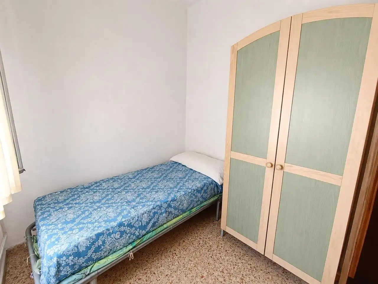 Schlafzimmer von Dachboden zum Verkauf in Oliva mit Terrasse und Abstellraum