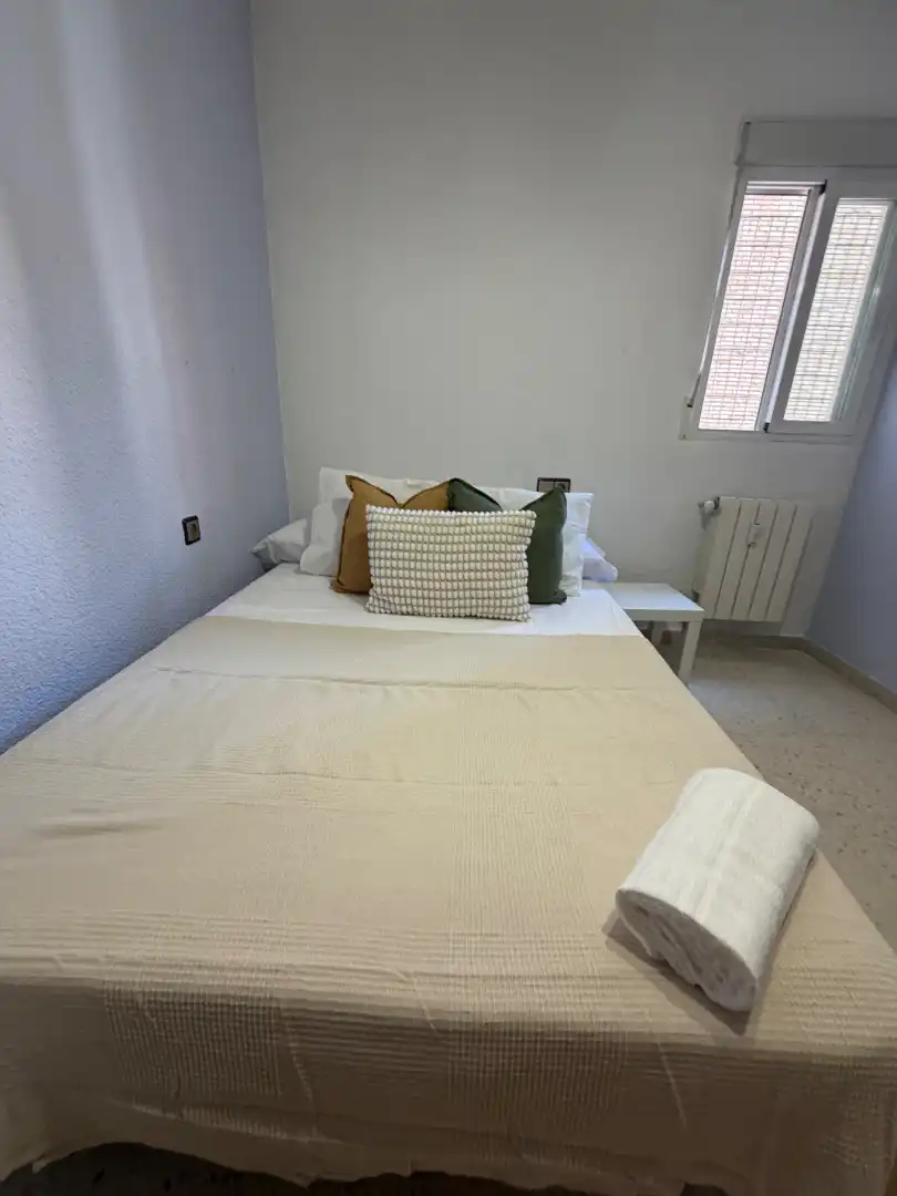 Dormitori de Pis per a compartir en Granada amb Calefacció, Moblat i Forn