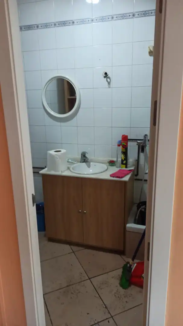 Baño de Local de alquiler en Sevilla con Aire acondicionado, Parquet y Alarma