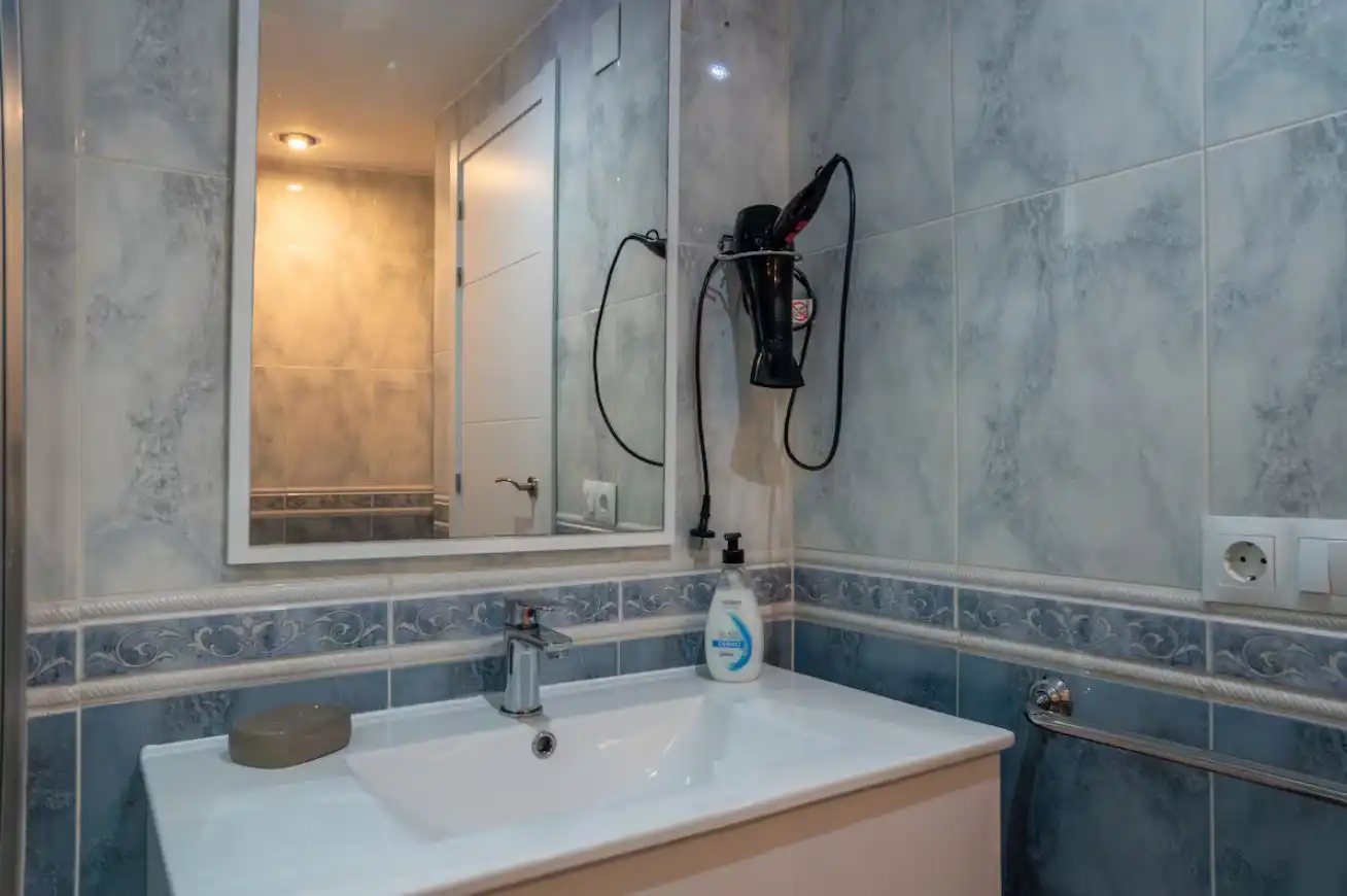 Baño de Apartamento de alquiler en Benidorm con Aire acondicionado, Calefacción y Parquet