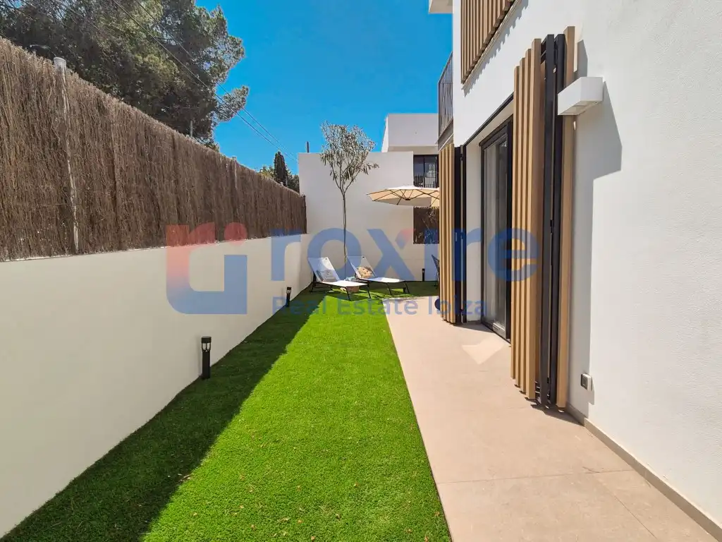Vista exterior de Planta baixa en venda en Sant Antoni de Portmany amb Jardí privat, Terrassa i Piscina