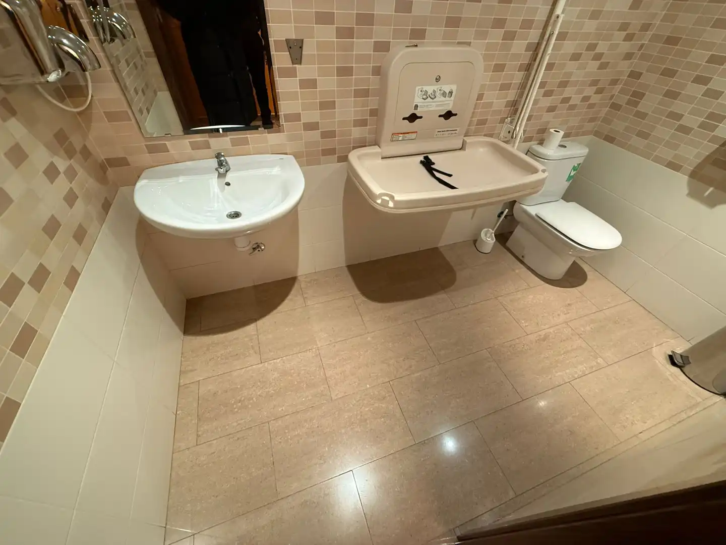 Bathroom of Commercial properties for sale in Socuéllamos  with Air Conditioner, Heating and Furnished