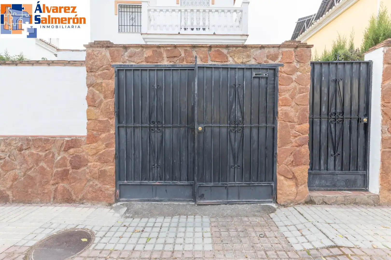 Exterior view of Houses for sale in Altos de la Zubia