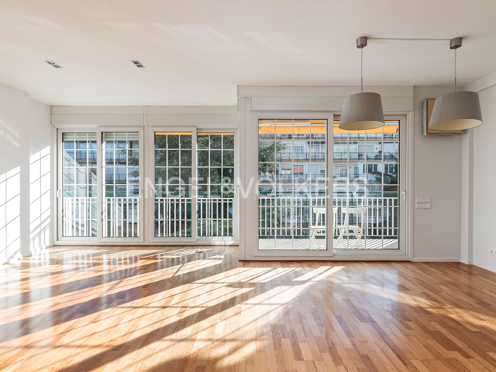 Exterior view of Apartment for sale in  Barcelona Capital  with Air Conditioner, Heating and Private garden