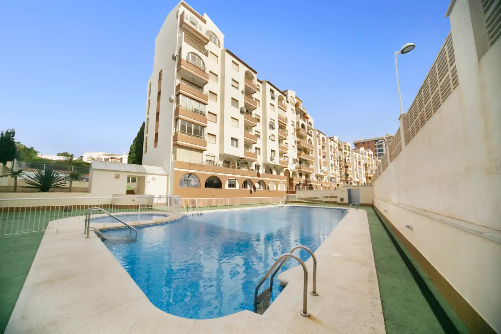 Schwimmbecken von Wohnungen zur Miete in Calpe / Calp mit Klimaanlage, Waschmaschine und Mikrowelle