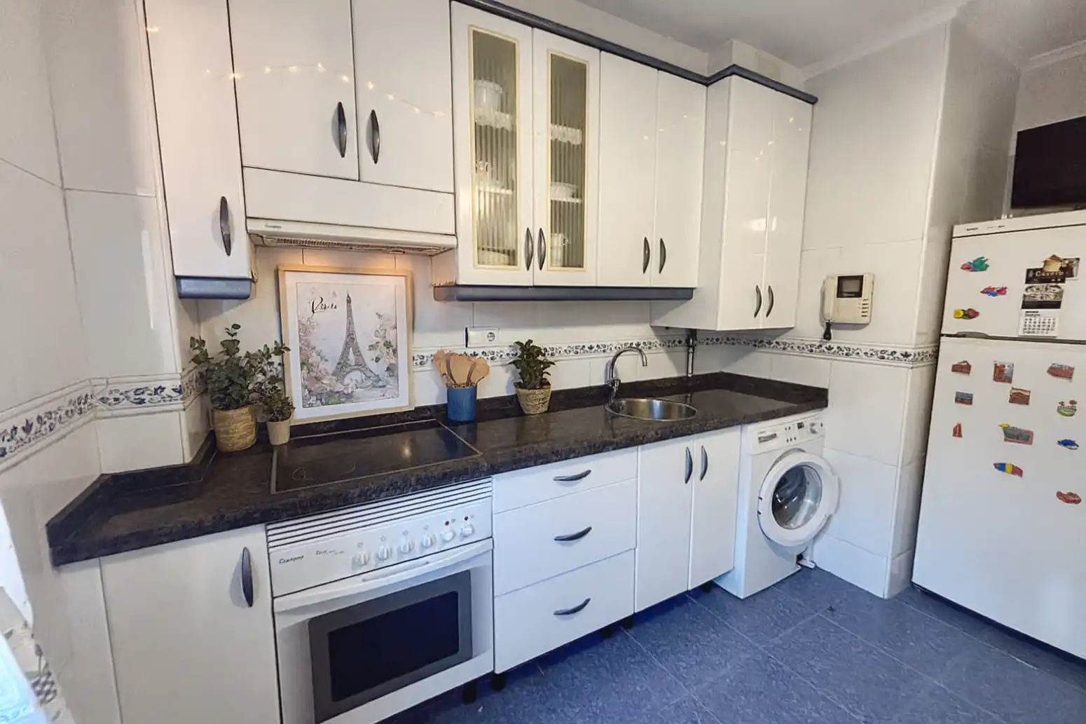 Cocina de Piso en venta en Oviedo  con Calefacción, Jardín privado y Parquet