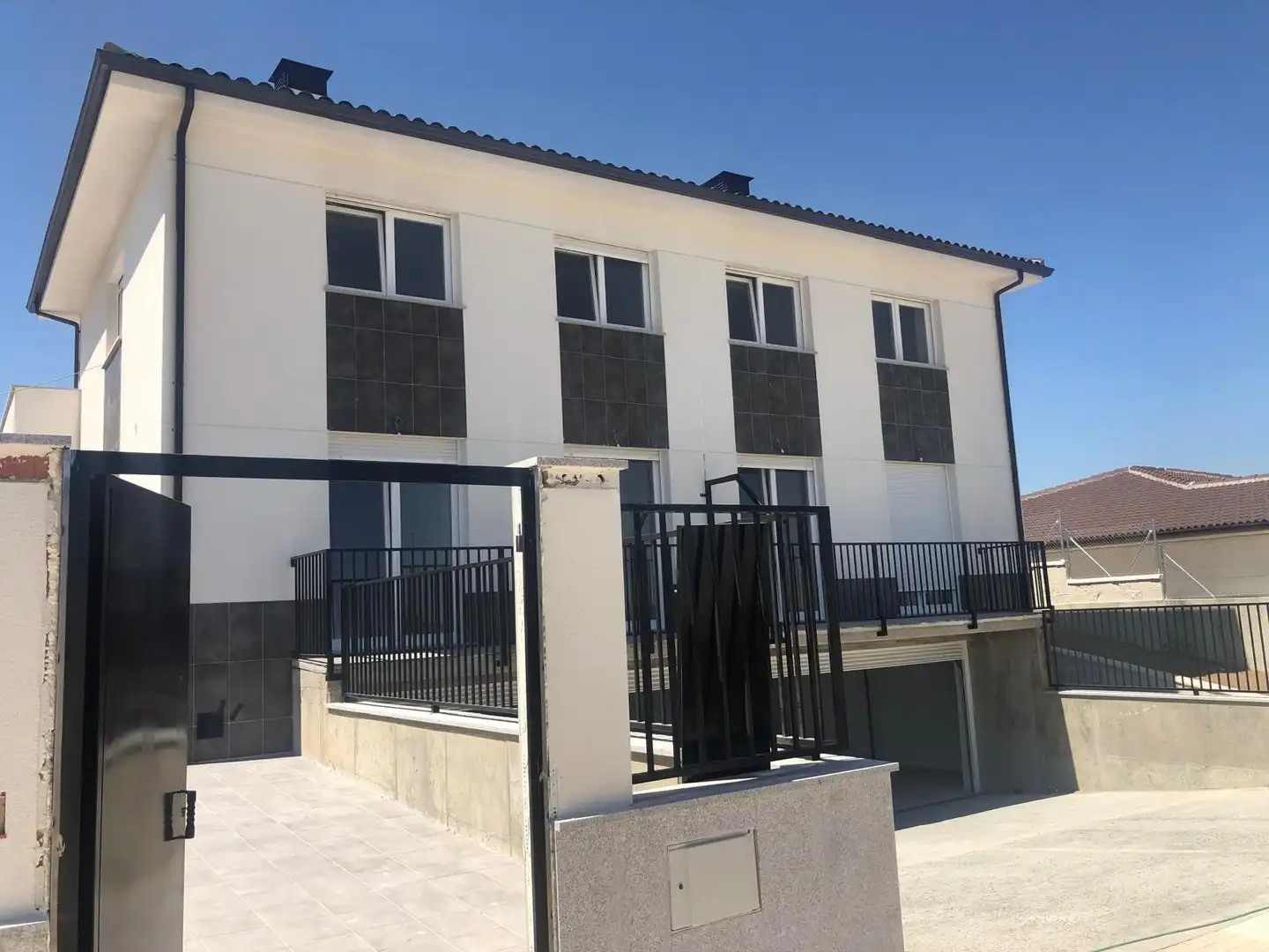 Vista exterior de Casa o xalet en venda en Villares de la Reina amb Aire condicionat, Calefacció i Jardí privat